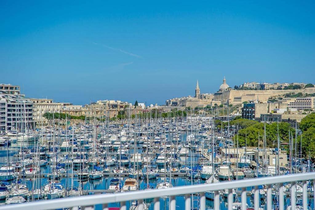 Centre Point, Malta'S Most Central Pieta Bagian luar foto